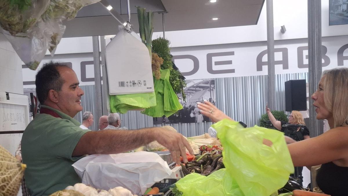 Imagen de archivo de compras en el mercado municipal ‘La Plaza.