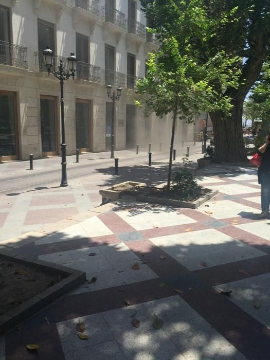 El humo sale por las ventanas del edificio