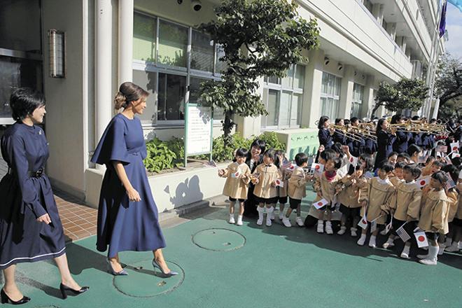 MELANIA TRUMP VISITA UNA ESCUELA EN TOKIO