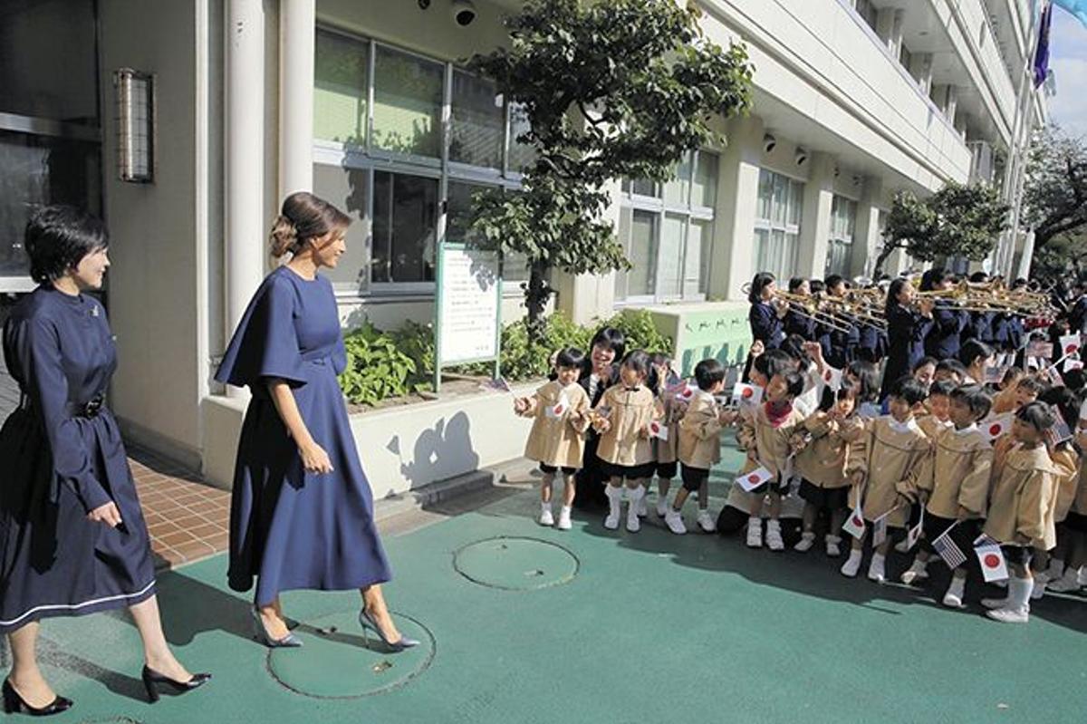 MELANIA TRUMP VISITA UNA ESCUELA EN TOKIO