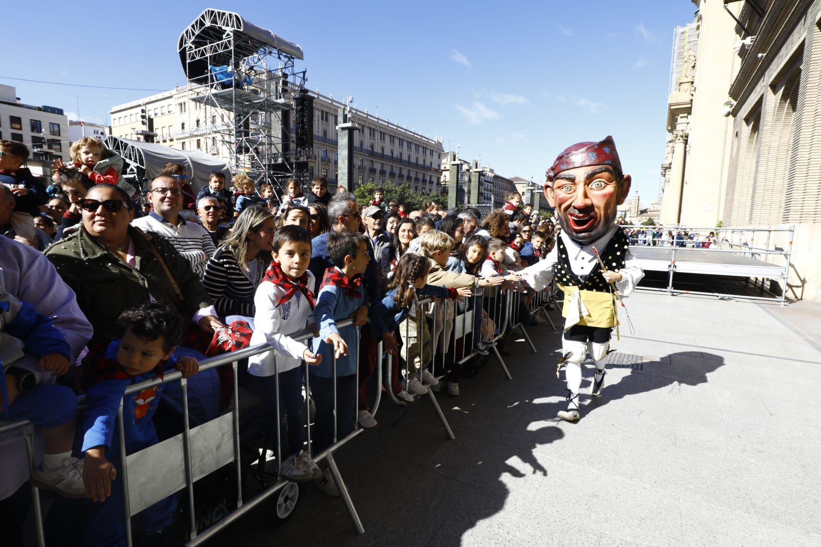 En imágenes | La comparsa de gigantes y cabezudos ilusionan a los más pequeños
