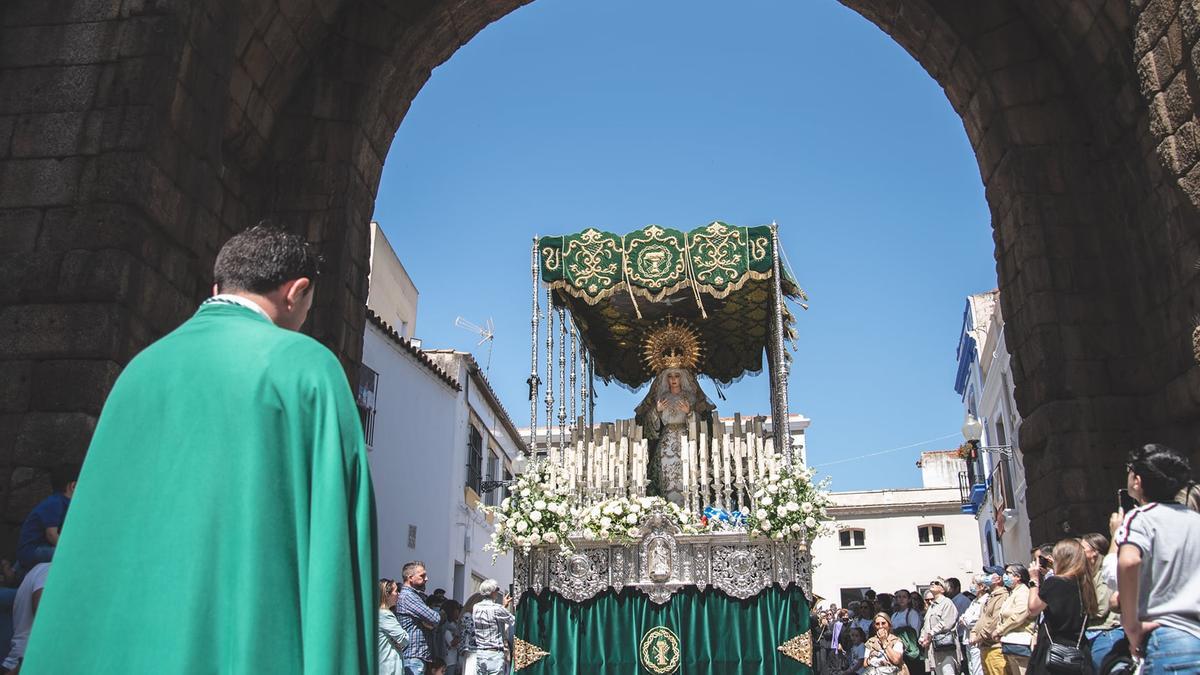 La virgen de la Esperanza a su paso por el Arco de Trajano.