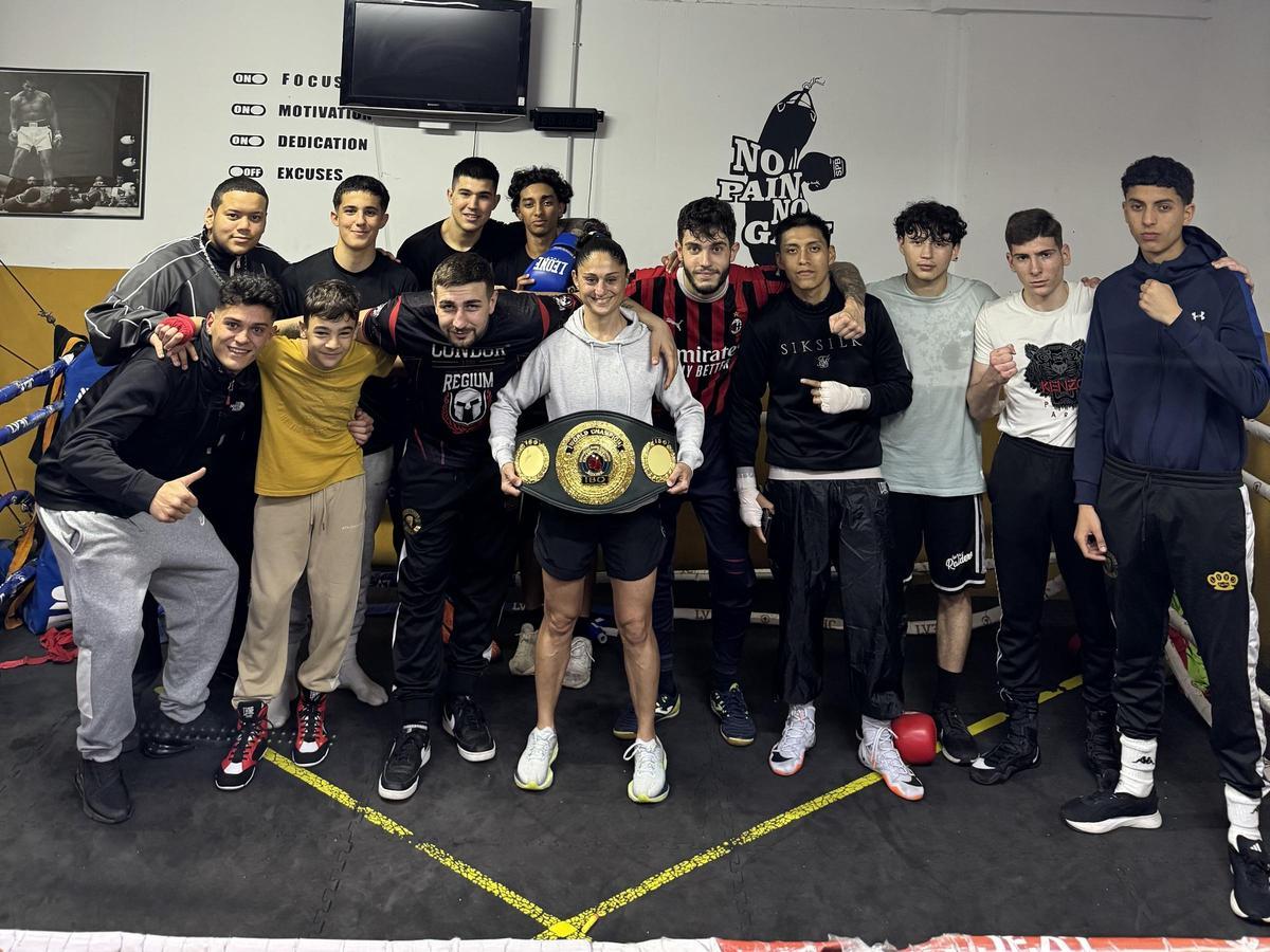 Algunos de los boxeadores jóvenes que Xavier entrena en la sede de La Verneda Fight Club.
