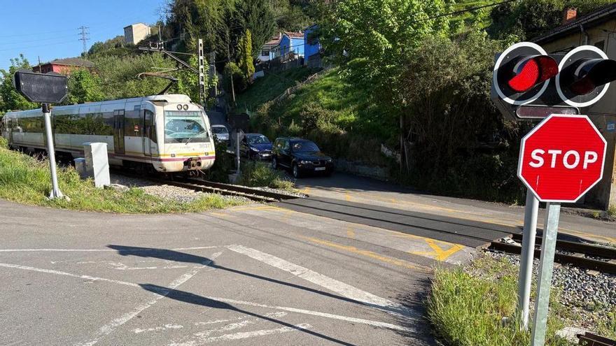 La red ferroviaria mantiene todavía ocho pasos a nivel sin barreras en el Nalón, todos en Langreo
