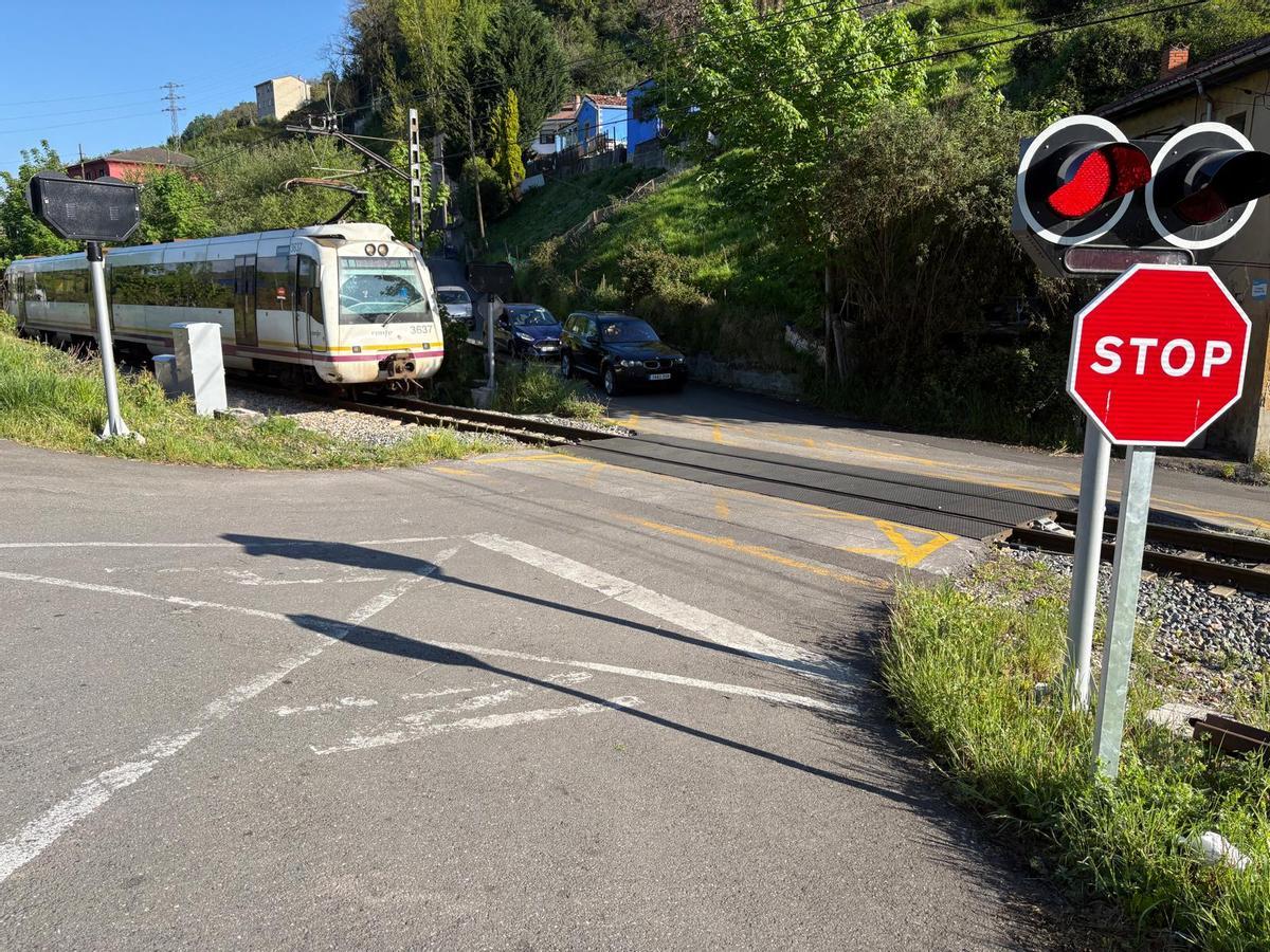Un tren pasa por el paso a nivel del Ponticu, donde esta semana se produjo un accidente mortal.