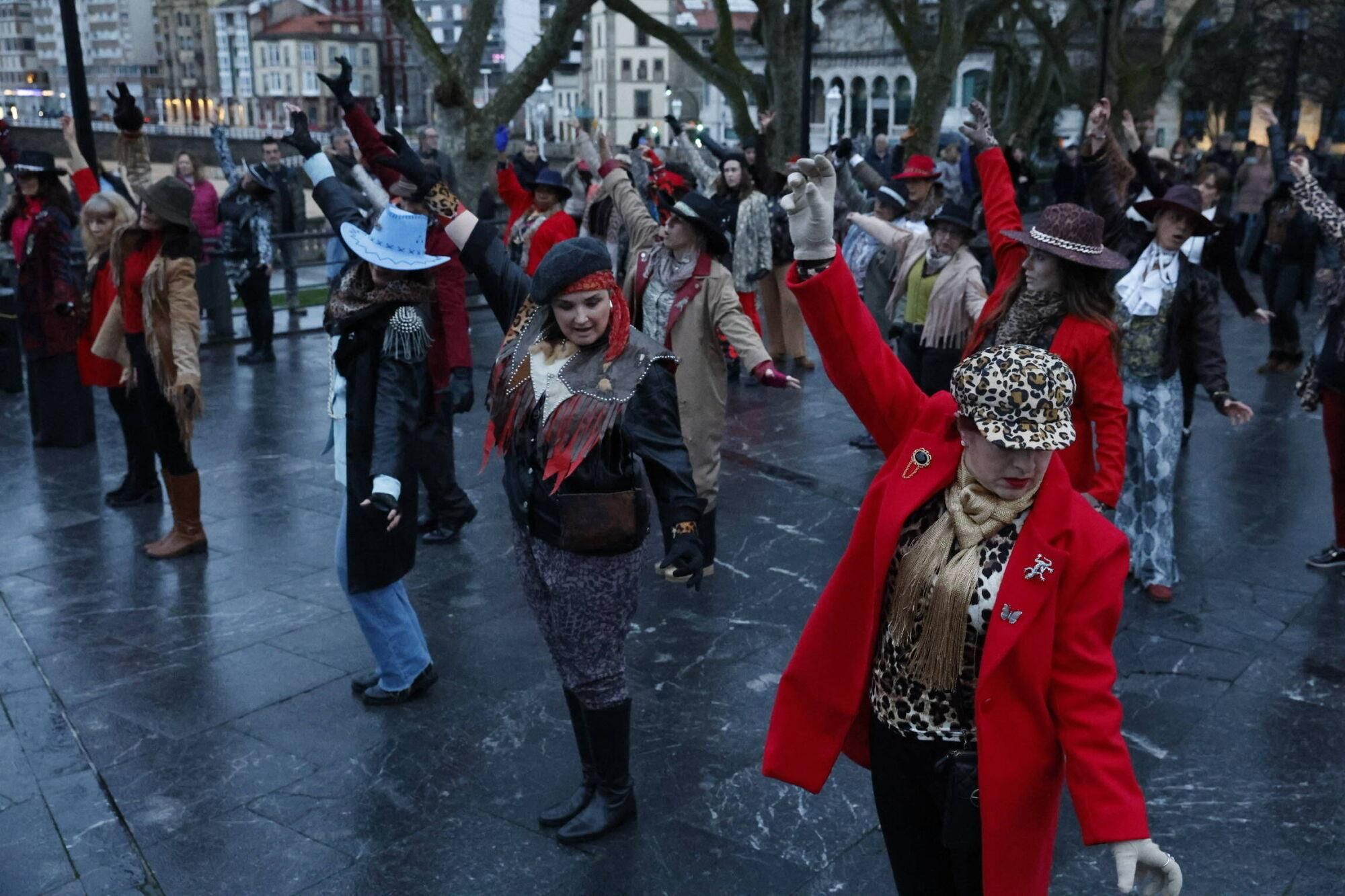 EN IMÁGENES: Flashmob en honor a Tino Casal en Gijón