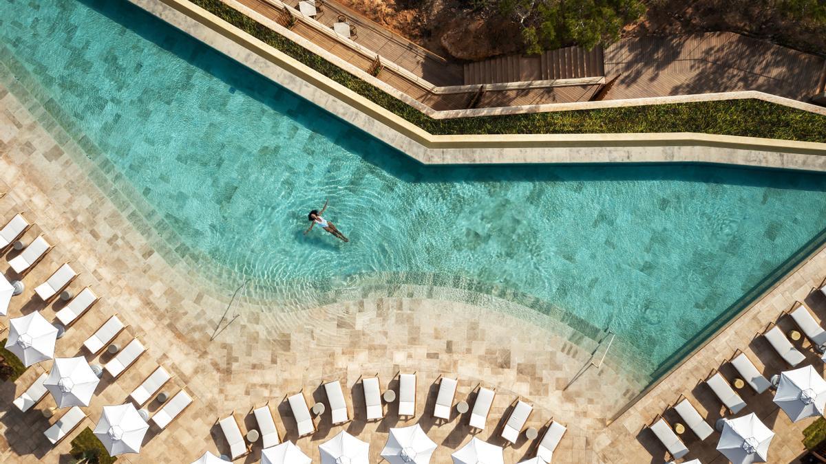 La piscina de Six Senses Ibiza tiene espectaculares vistas al mar