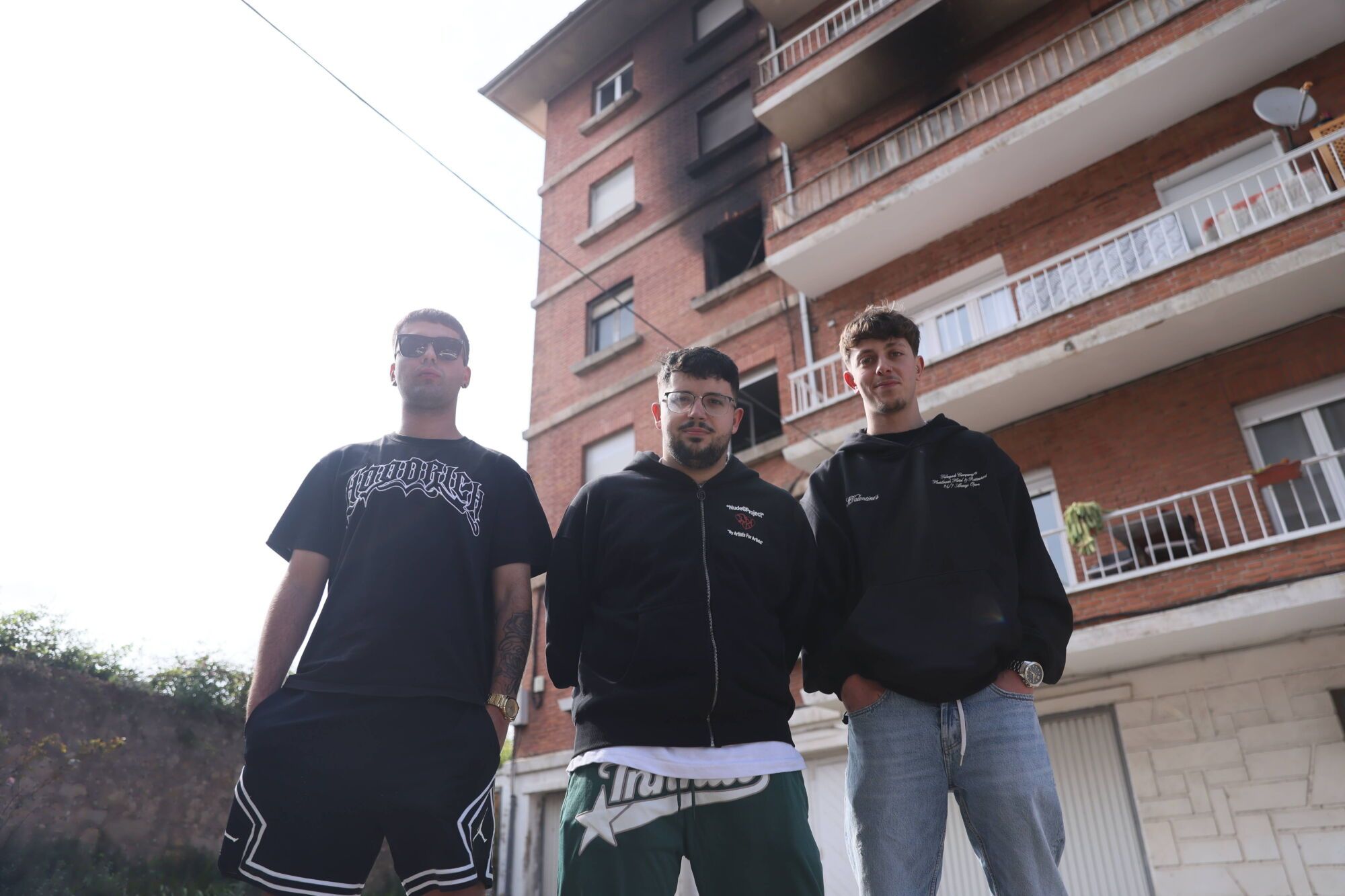 En imágenes: uno jóvenes evitan una tragedia al despertar de madrugada a los vecinos de un bloque en llamas