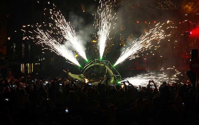 Correfoc in Palma: Wenn 300 Teufel die Funken sprühen lassen