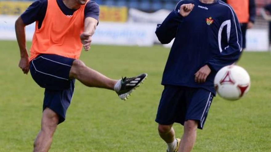 El centrocampista Pablo Pillado dispara en presencia de Karim en un entrenamiento. // Brais Lorenzo