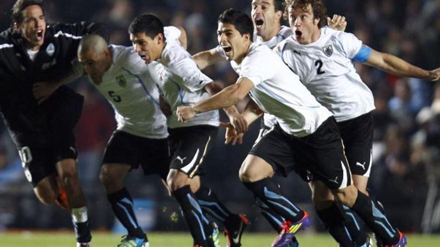 Suárez corre en busca de Cáceres, el autor del último gol de penalti.