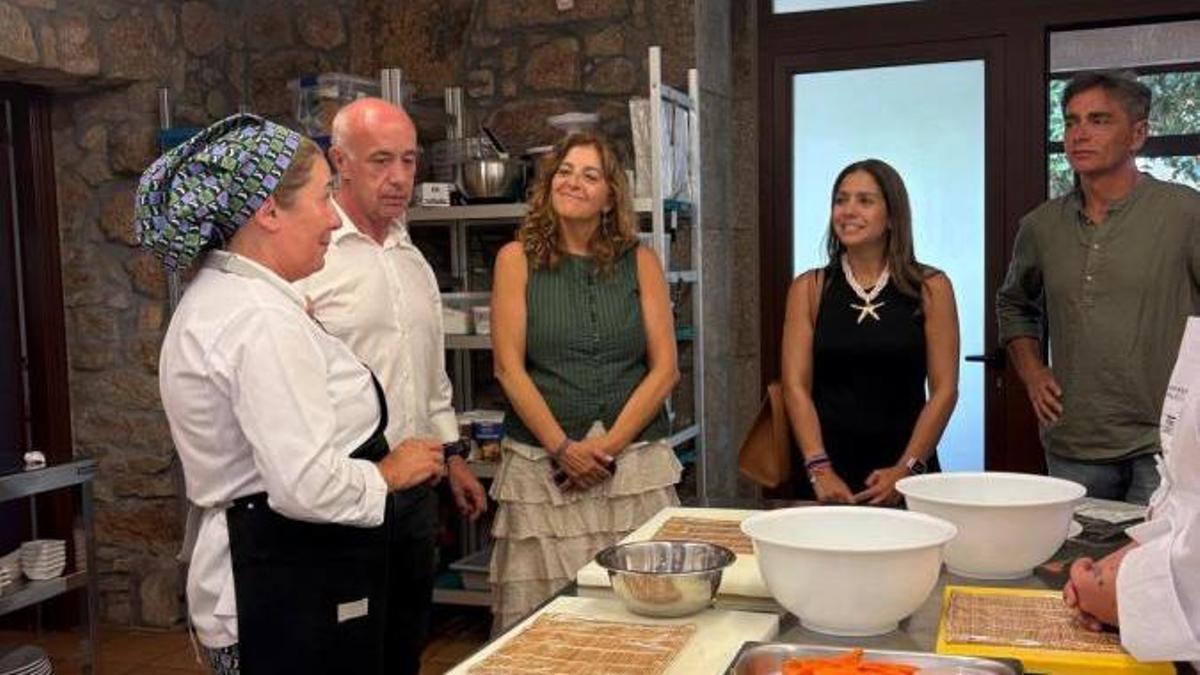 La secretaria xeral de Emprego e Relacións Laborais, Susana Pérez, y la directora xeral de Traballo Autónomo e Economía Social, Marta Mariño, visitan un polo de emprendimiento