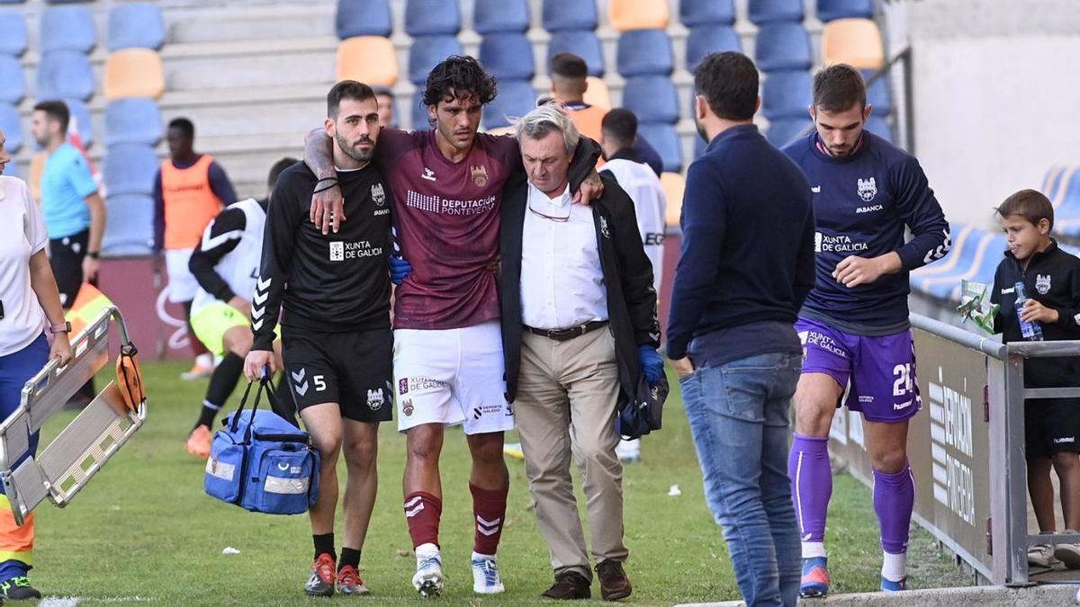 Samu Araújo retirándose lesionado del partido del domingo en Pasarón. |  // RAFA VÁZQUEZ