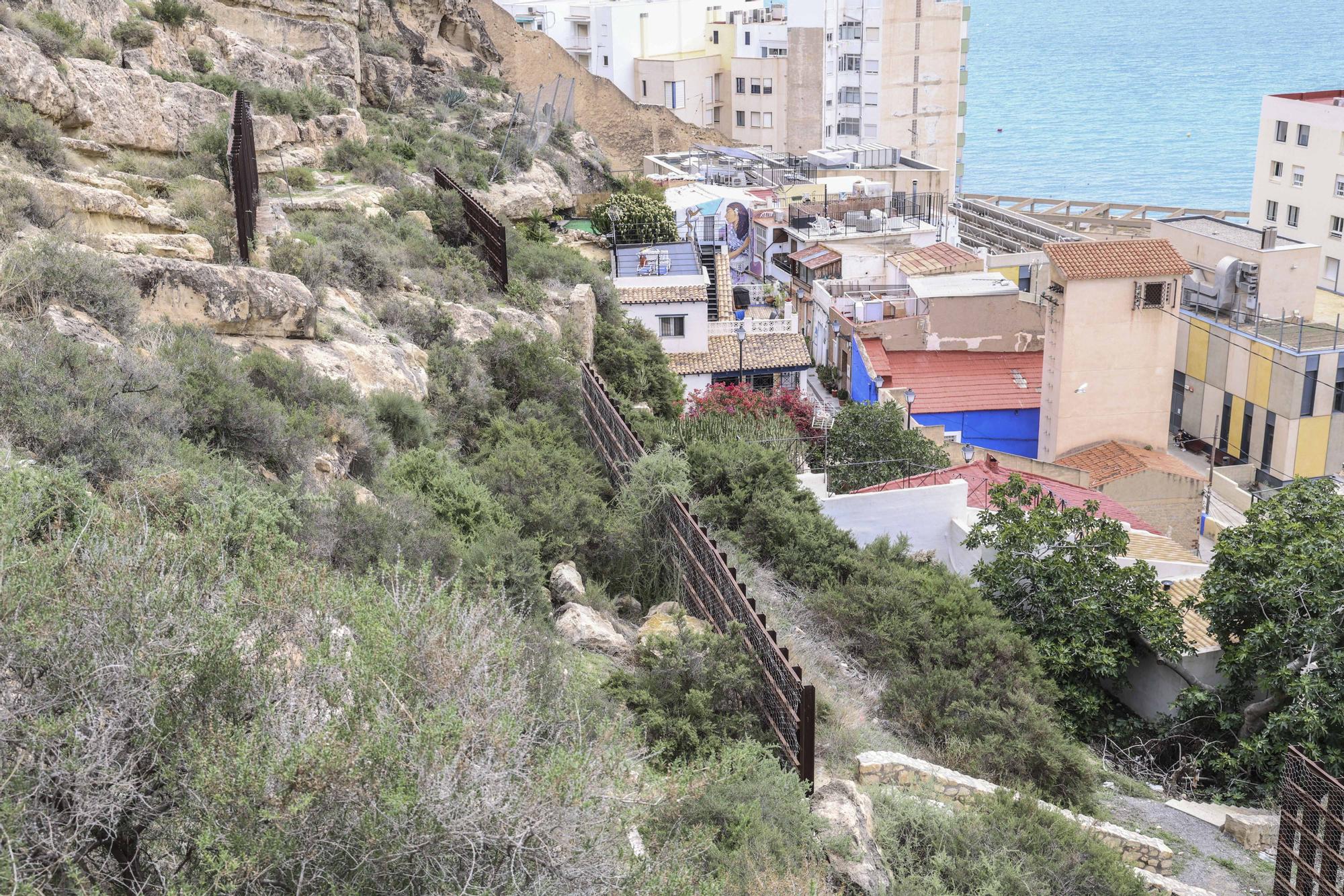 Mal estado de la muralla del Castillo de Santa Bárbara de Alicante
