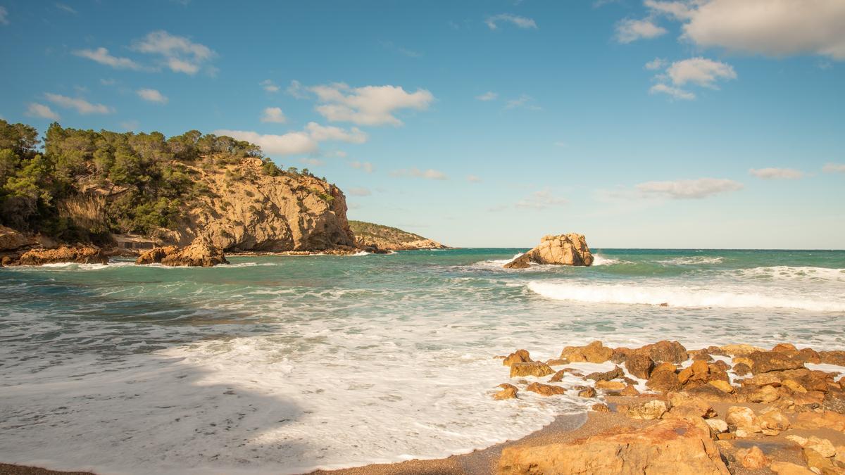 Cala Xarraca, uno de los paisajes para visitar en Sant Joan tanto en verano como en invierno.