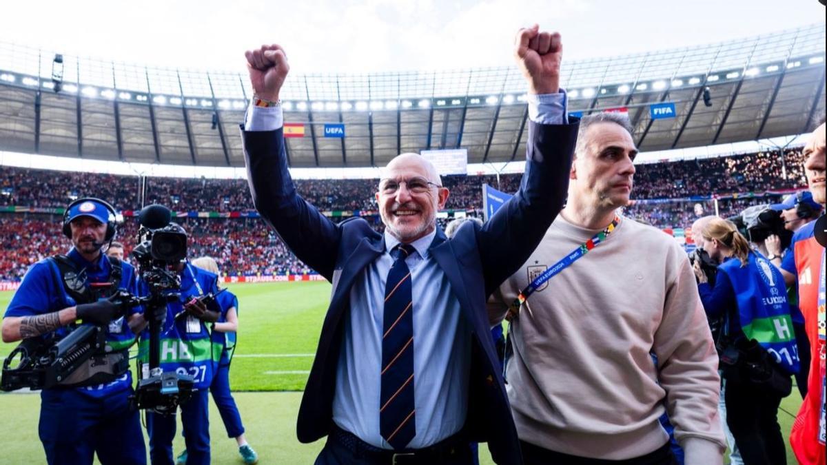 Luis de la Fuente celebra con la afición la victoria ante Croacia en la Eurocopa