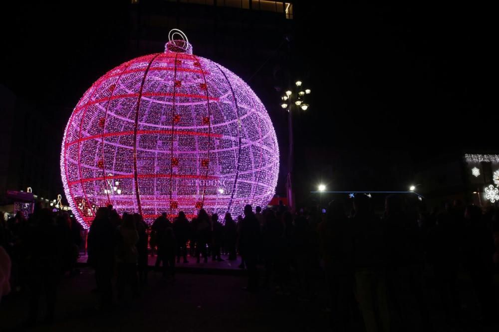 La gran bola navideña de Vigo muestra sus colores