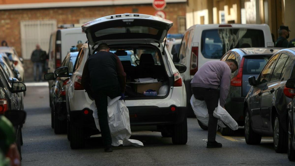 Agentes se preparan para trabajar en el lugar de los hechos.