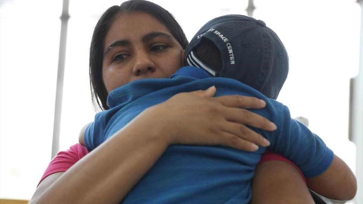 Imagen del reencuentro de una madre hondureña con su hijo de cinco años.