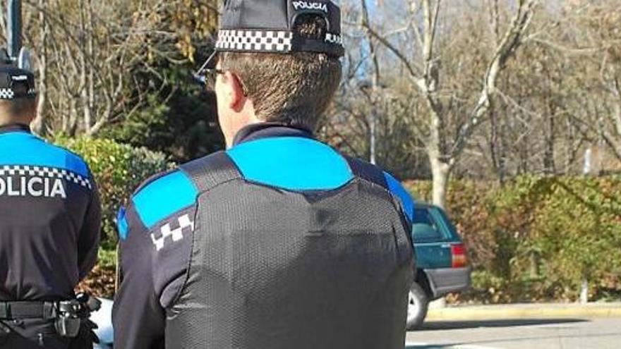 Dos agents de la Policia Local de Puigcerdà fent un control al carrer