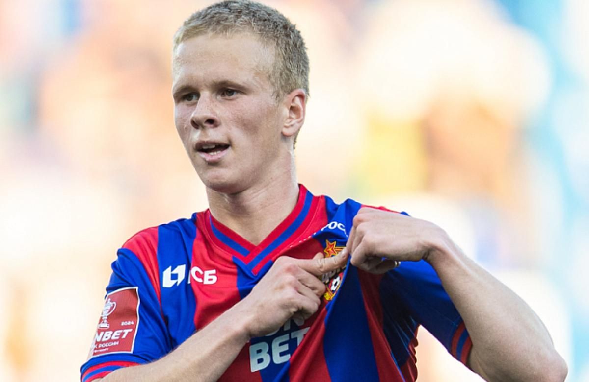 Kislyak se señala el escudo tras su primer gol con el CSKA