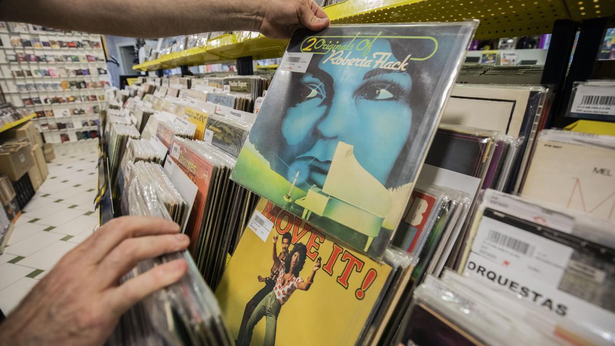 Vinilos originales que se venden en la tienda de discos Linacero, en El Caracol.