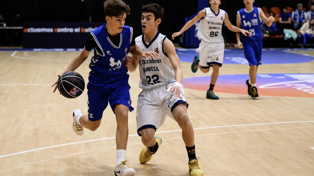 Andreu Navarro, en plena defensa durant el partit contra el Burgos