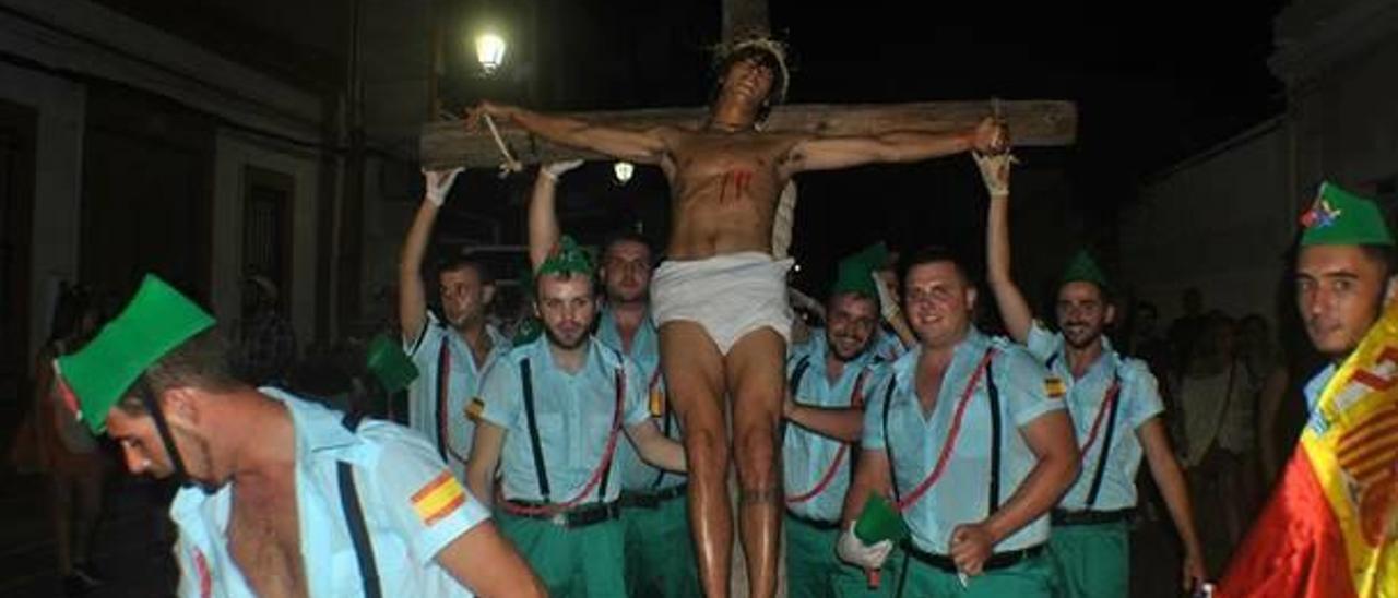 Gilet se divide por una parodia de Cristo y de una procesión en la cabalgata