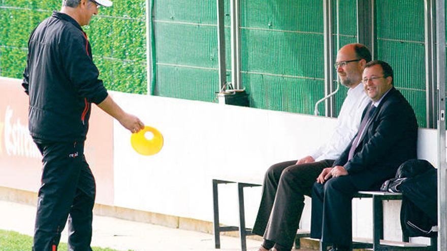 El presidente Tomeu Vidal y Nando Pons, que siguieron el entrenamiento de ayer en Son Bibiloni, hablan con Manzano.