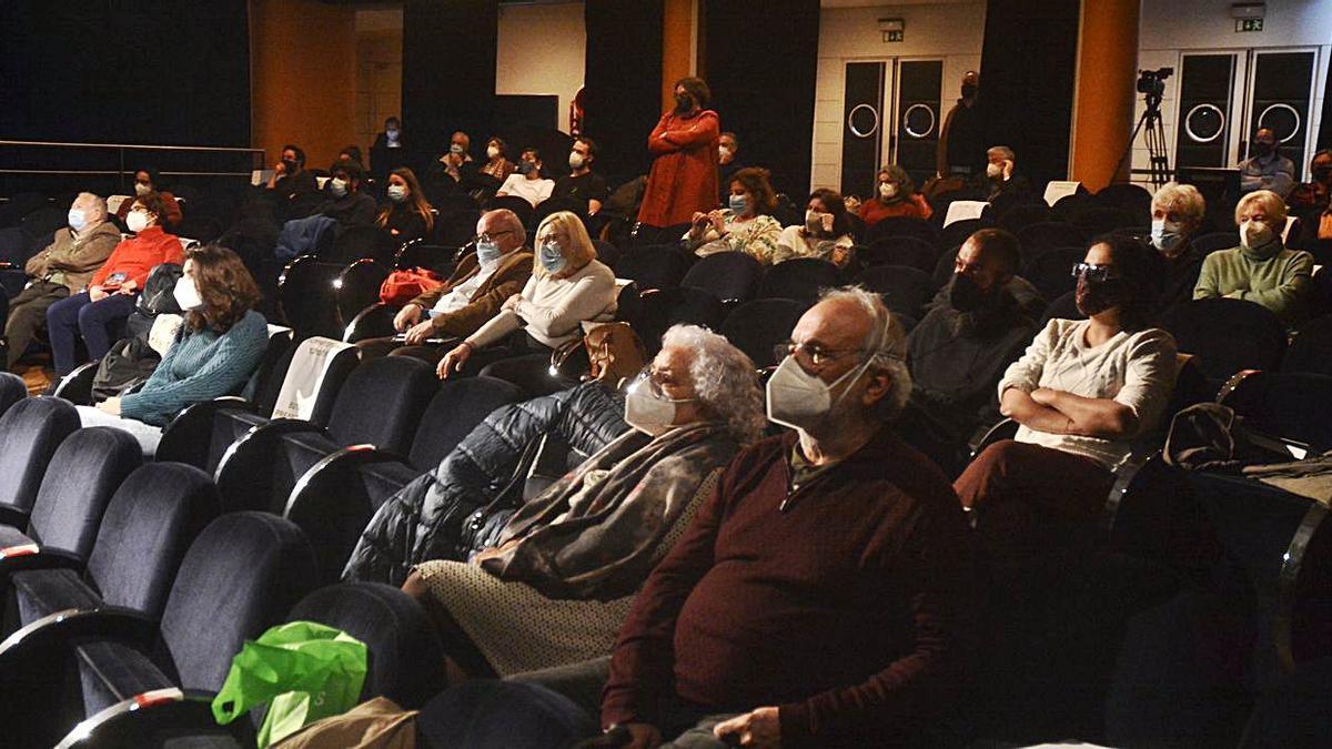 Asistentes en el Teatro Principal a la sesión de clausura de la Semana de Filosofía.   | // RAFA VÁZQUEZ