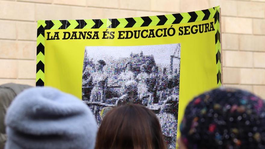 El col·lectiu d&#039;escoles de Dansa de Catalunya es va manifestar el passat dijous en contra del tancament.