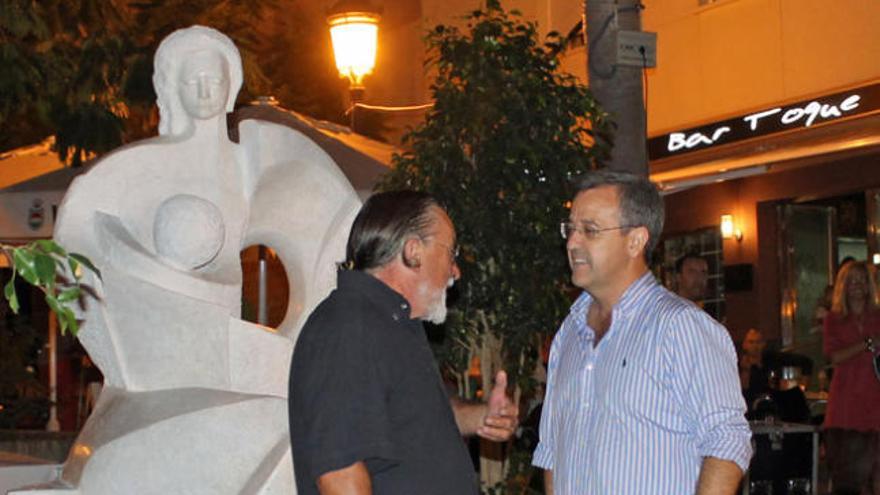El autor de la escultura y el alcalde de Estepona dialogan frente a la obra.
