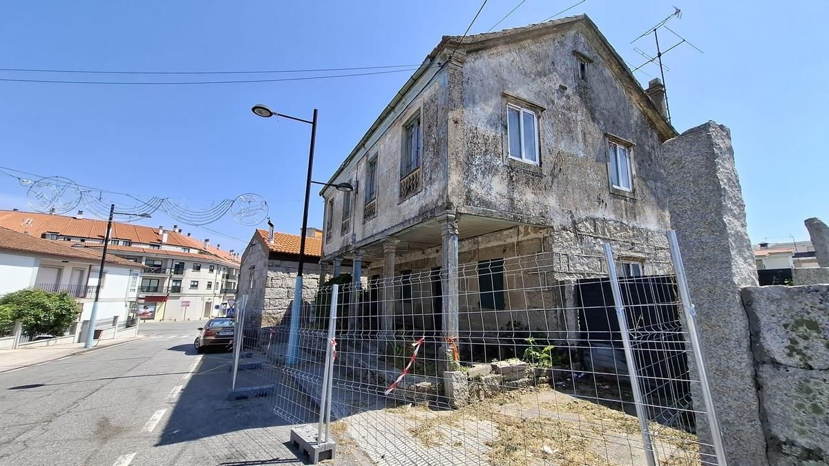 Casa de Meis que ha vallado el Concello.