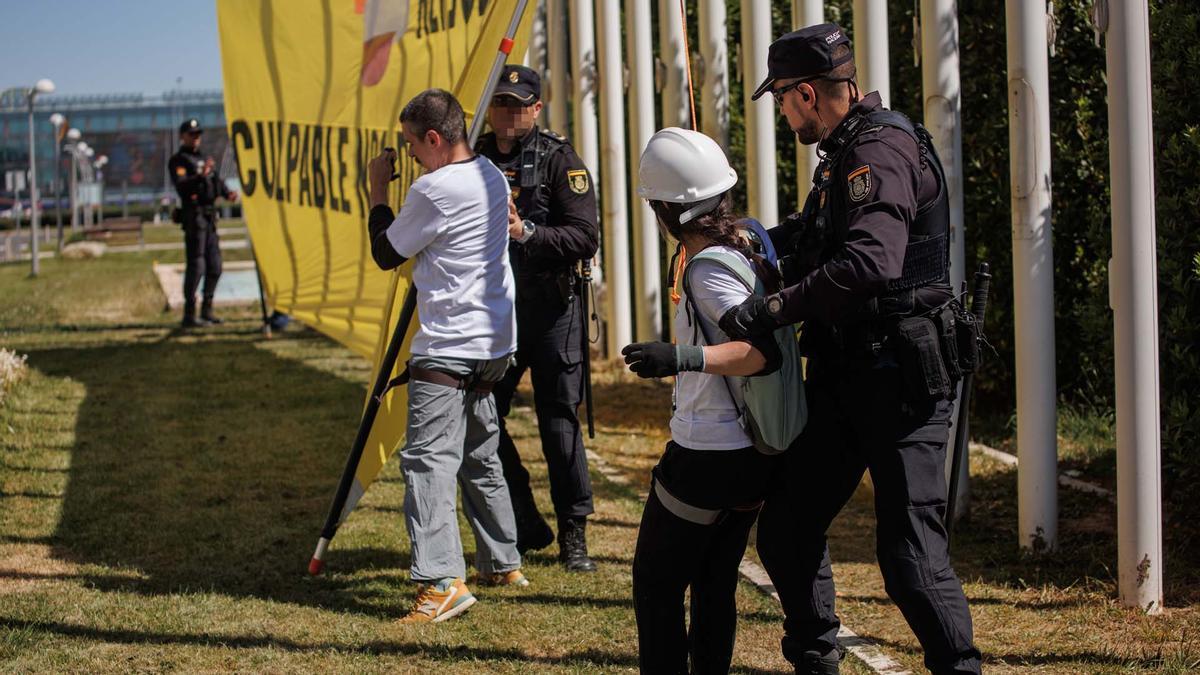 Protesta de Greenpeace durante la junta de accionistas de Repsol