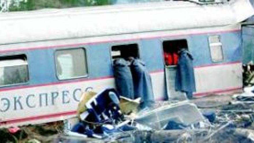 Un potente explosivo provocó el descarrilamiento del tren en Rusia