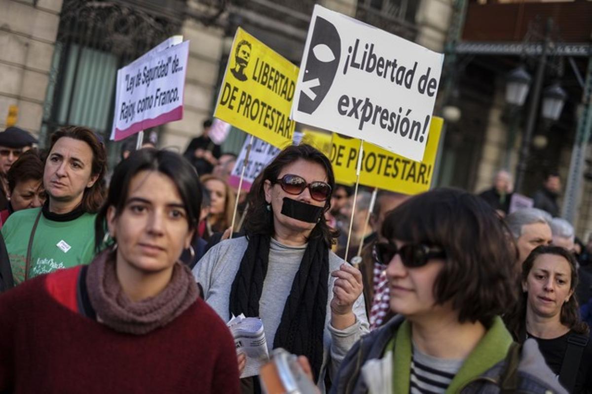 Manifestants en protesta contra la nova llei de seguretat ciutadana.