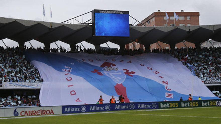 Bandera desplegada en Marcador antes del Celta - Madrid. // J. Lores