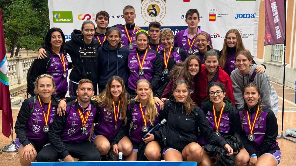 El equipo de remo del RCN Gandia con sus medallas tras el Nacional