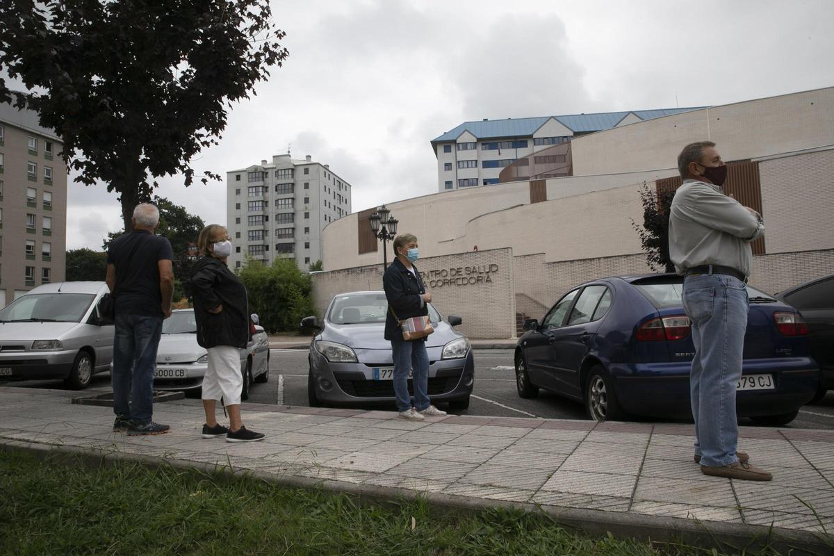 Vecinos de La Corredoria frente al centro de salud.