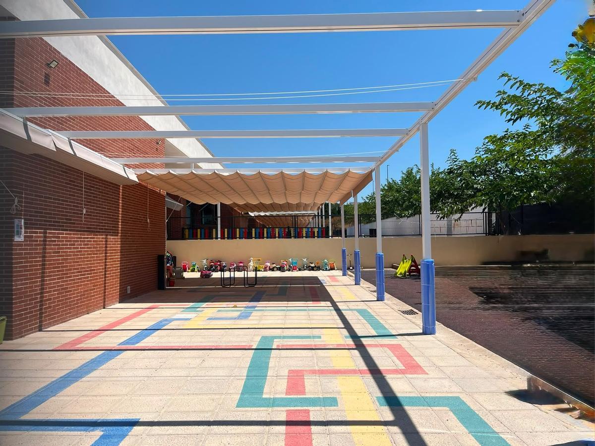 Instalación de sombras en el CEIP La Sabina de San Antonio de Benagéber.