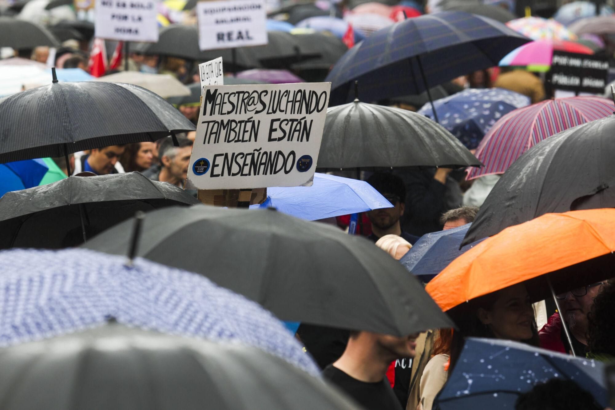 EN IMÁGENES: Así fue la gran manifestación de profesores por la enseñanza pública asturiana
