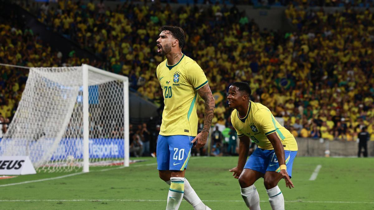 Paquetá y Endrick de Brasil celebran un gol este domingo