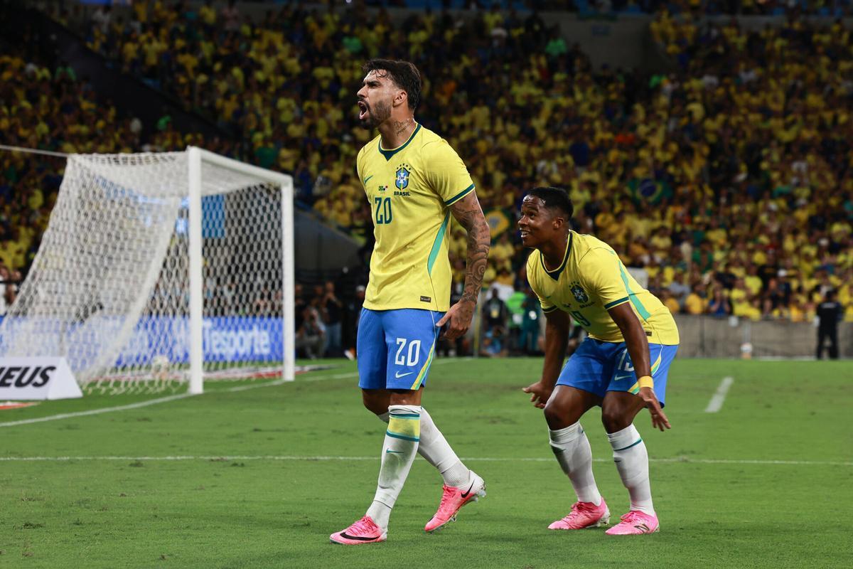 Paquetá y Endrick de Brasil celebran un gol este domingo