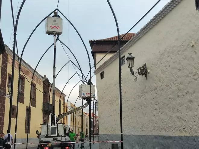 Instalación del mítico arco de Navidad en La Laguna