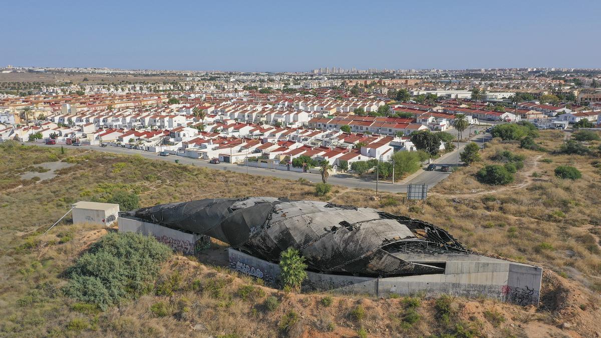 Torreta III, con el balneario de lodos municipal afectado por dos incendios y abandonado al levantarse sin permiso en dominio público, en primer término
