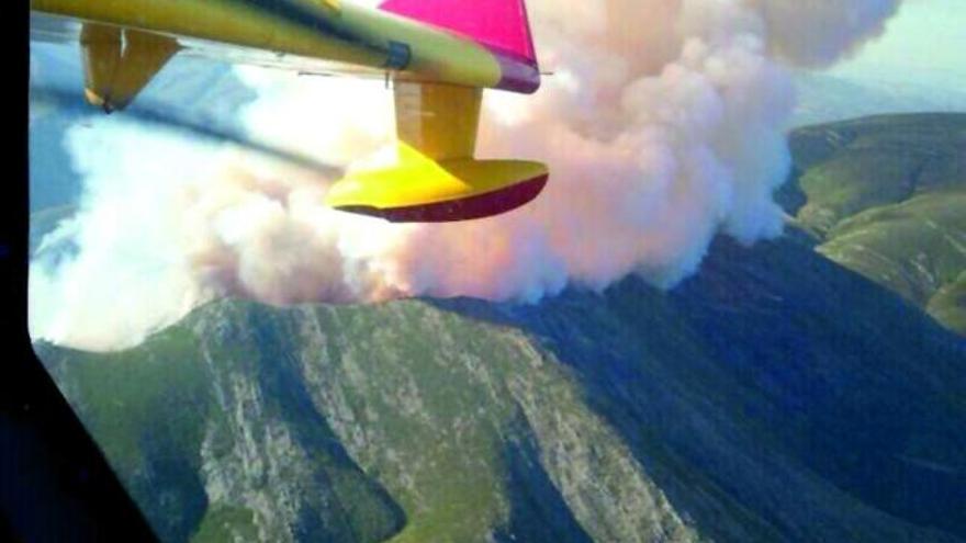 Uno de los aviones que trabajaban ayer en el incendio de Chandrexa de Queixa.  // Faro