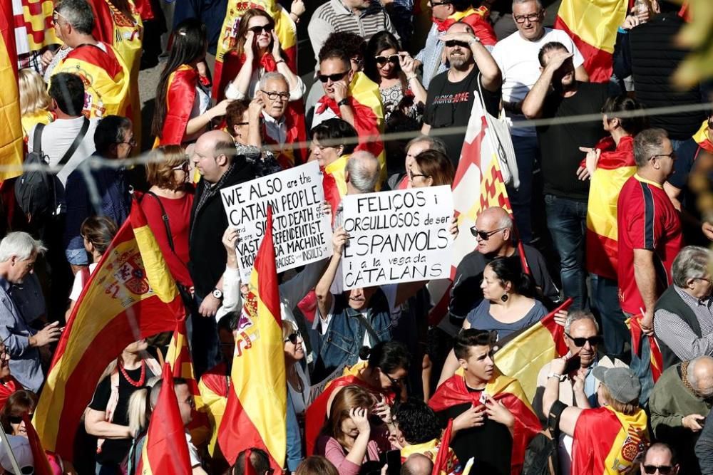 Milers de persones es manifesten a Barcelona per per la unitat d'Espanya