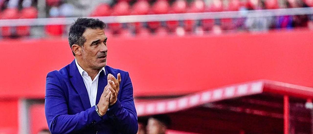 Luis García aplaude durante el último partido ante el Levante. | RCDM