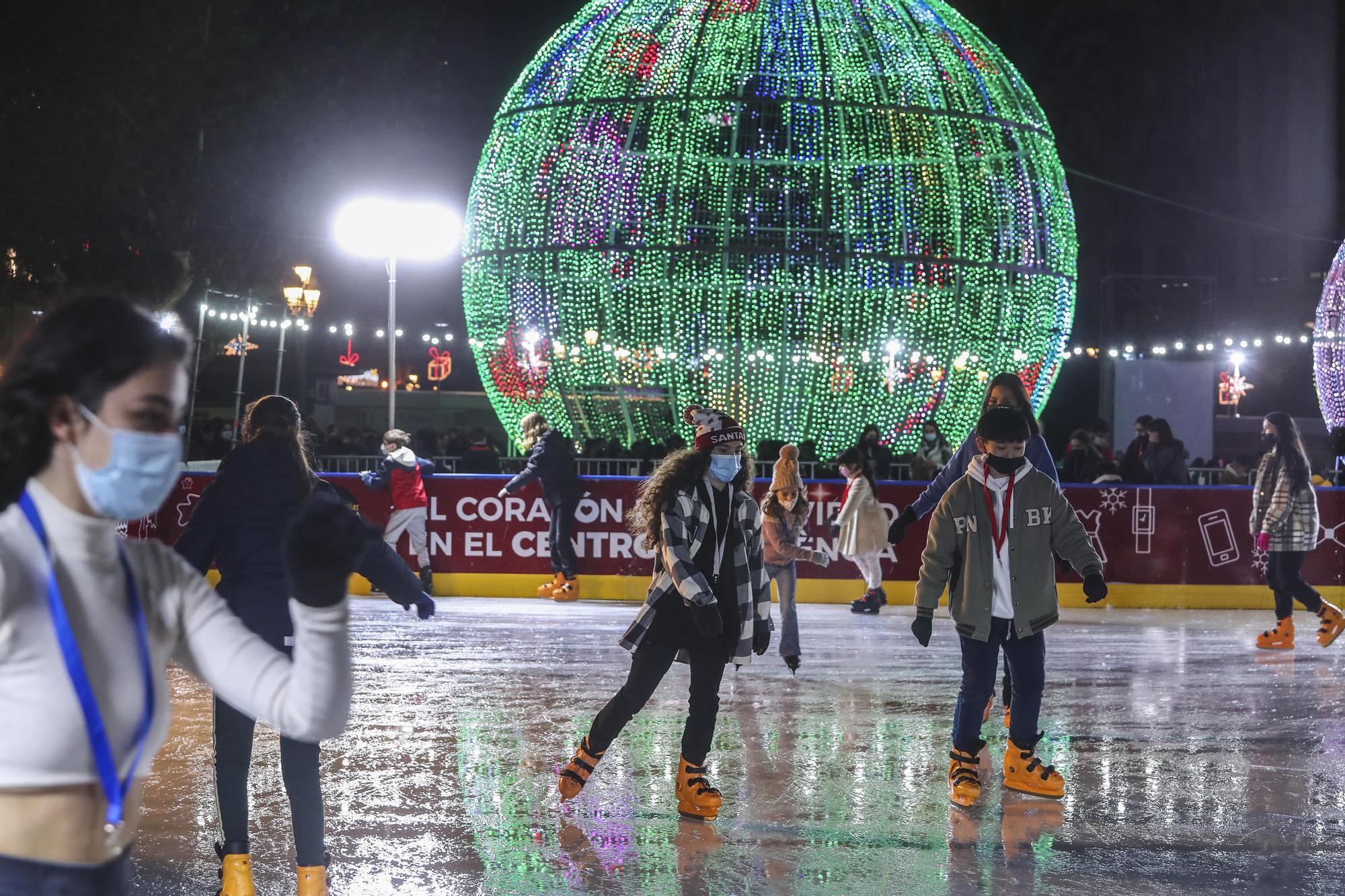 Pista de patinaje y luces de Navidad en la plaza del Ayuntamiento de València