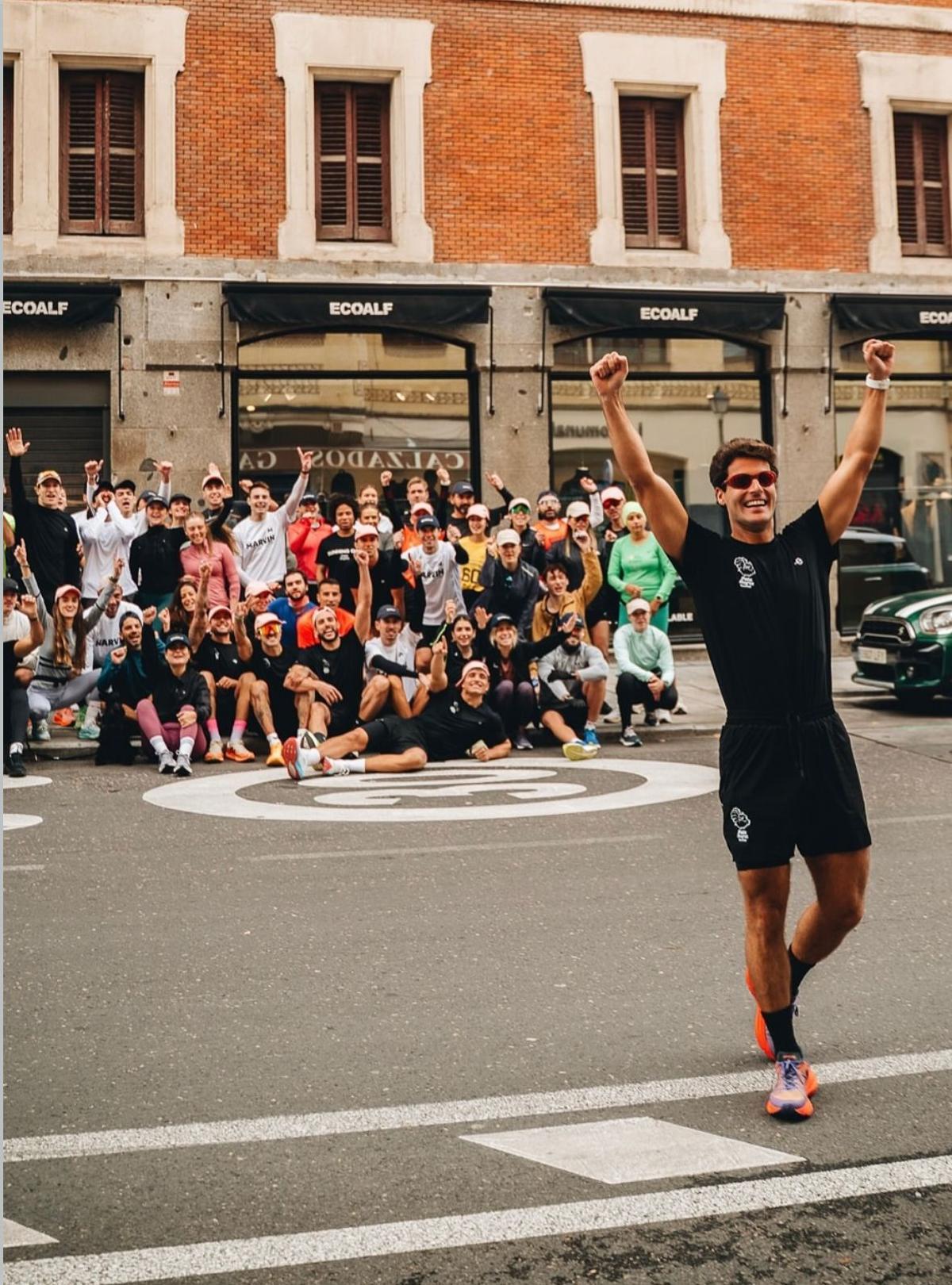 Juan junto a su Pata Negra Run Club